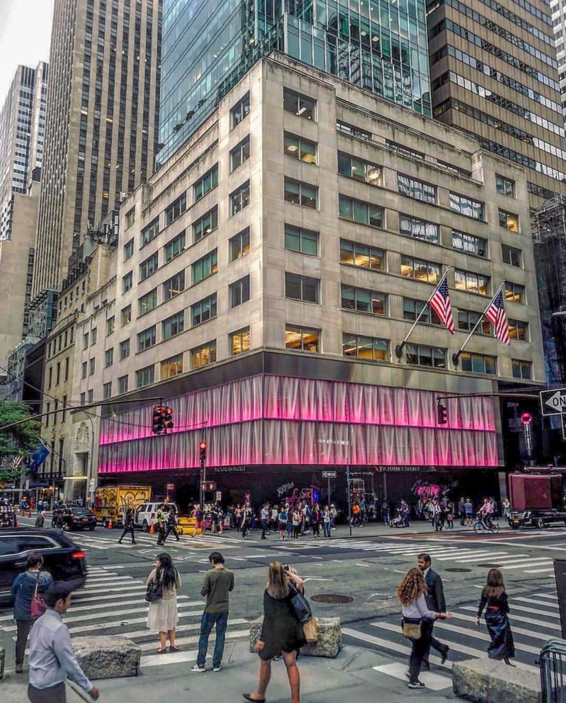 O museu da loja da Victoria's Secret da Fifth Ave – New York City by Jullia  Mrtz
